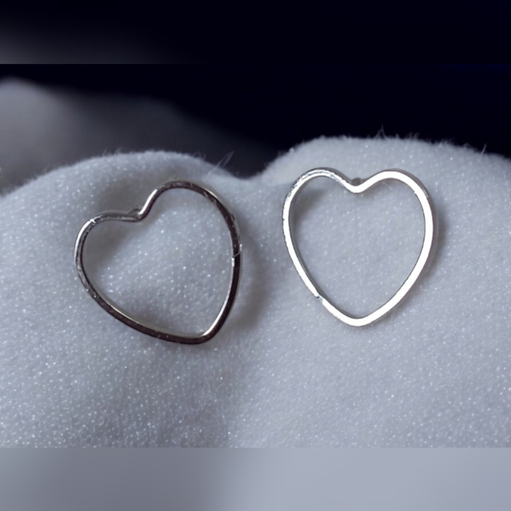 💥3/$12 Silver Hollow Heart Earrings